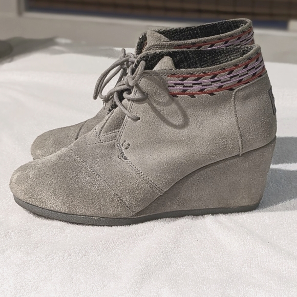 Tom's Desert Wedge,Lace-Up Ankle Boot,Gray Suede Leather,Aztec Trim Women Size 7 - Picture 3 of 9